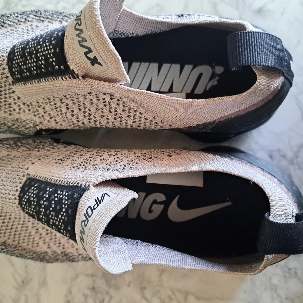 Nike Mens VaporMax Flyknit Shoes -‎ Black and White - Picture 3 of 5